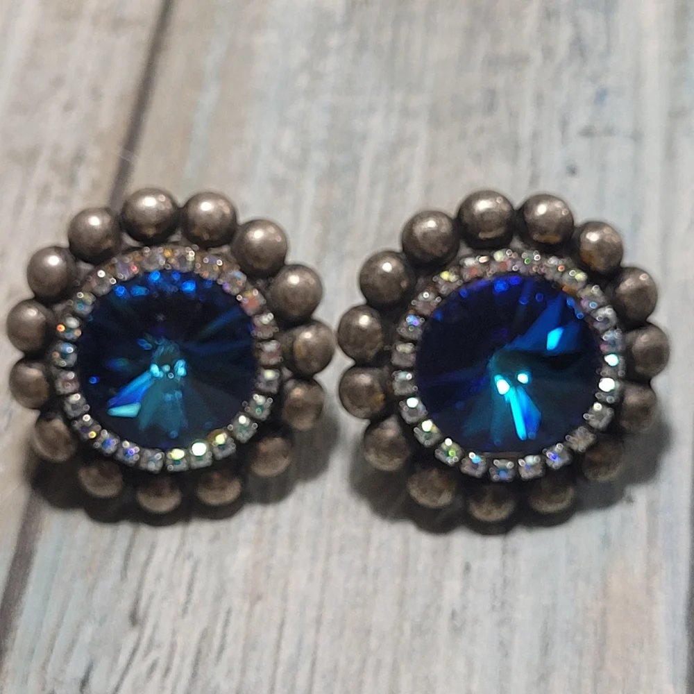 Vintage Clip on Earrings. - Picture 8 of 8